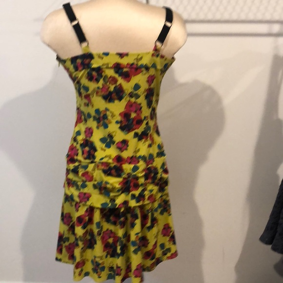 Cute flowy unique dress - Picture 3 of 4